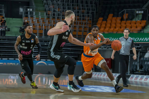 他们通过紧 他们通过紧